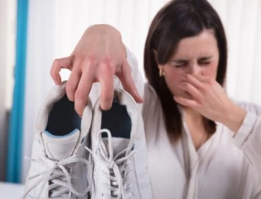 Αυτό είναι το κόλπο για να μην μυρίζουν τα παπούτσια (βίντεο)